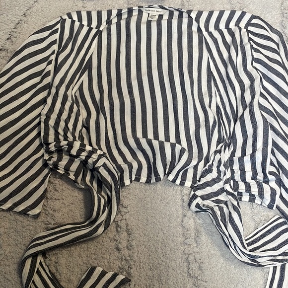 AMERICAN EAGLE FRONT TIE CROP TOP - Picture 4 of 5